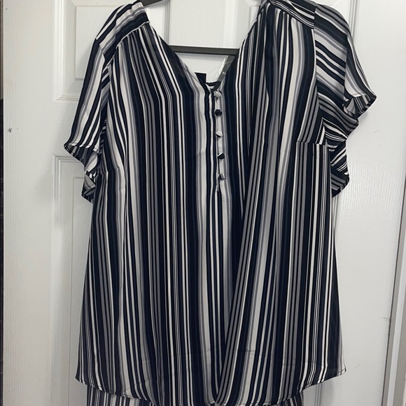 Torrid Black and White Flutter Sleeve Blouse - Picture 1 of 5